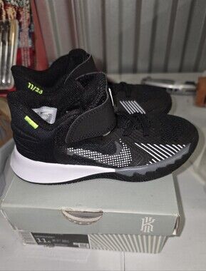 NWT Nike Kyrie Flytrap V5 11c